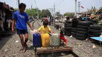 Buruknya sanitasi dan pencemaran yang terjadi hampir di semua sungai di Ibukota, warga harus membayar Rp5000,- pergalon hanya untuk memenuhi kebutuhan air bersih yang layak konsumsi. (Antara).