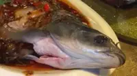 Di Cina ada hidangan ekstrem untuk makan malam, ikan hidup.