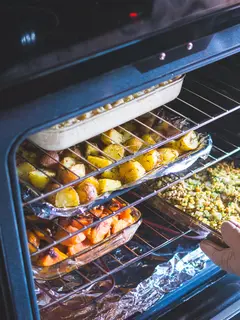 Ilustrasi memanaskan hingga Memanggang Makanan di oven/dok. Unsplash Alex