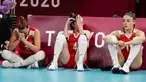 Para pevoli putri Turki tak mampu menutupi kekecewaan usai ditaklukkan Korea Selatan pada laga perempat final Olimpiade Tokyo 2020 di Ariake Arena, Rabu (4/8/2021). (Foto: AP/Frank Augstein)