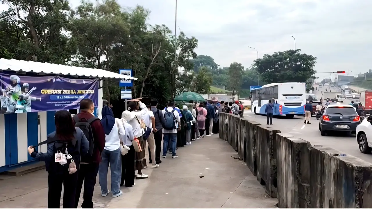 Warga Depok kepanasan antre naik TransJakarta. (Liputan6.com/Dicky Agung Prihanto)