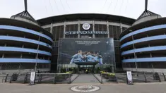 Poster raksasa bergambar pemain Manchester City terpasang di Stadion Etihad, Manchester, Senin (17/4/2018). Persiapan ini dilakukan untuk merayakan pesta juara Manchester City meraih gelar Premier League. (AFP/Paul Ellis)