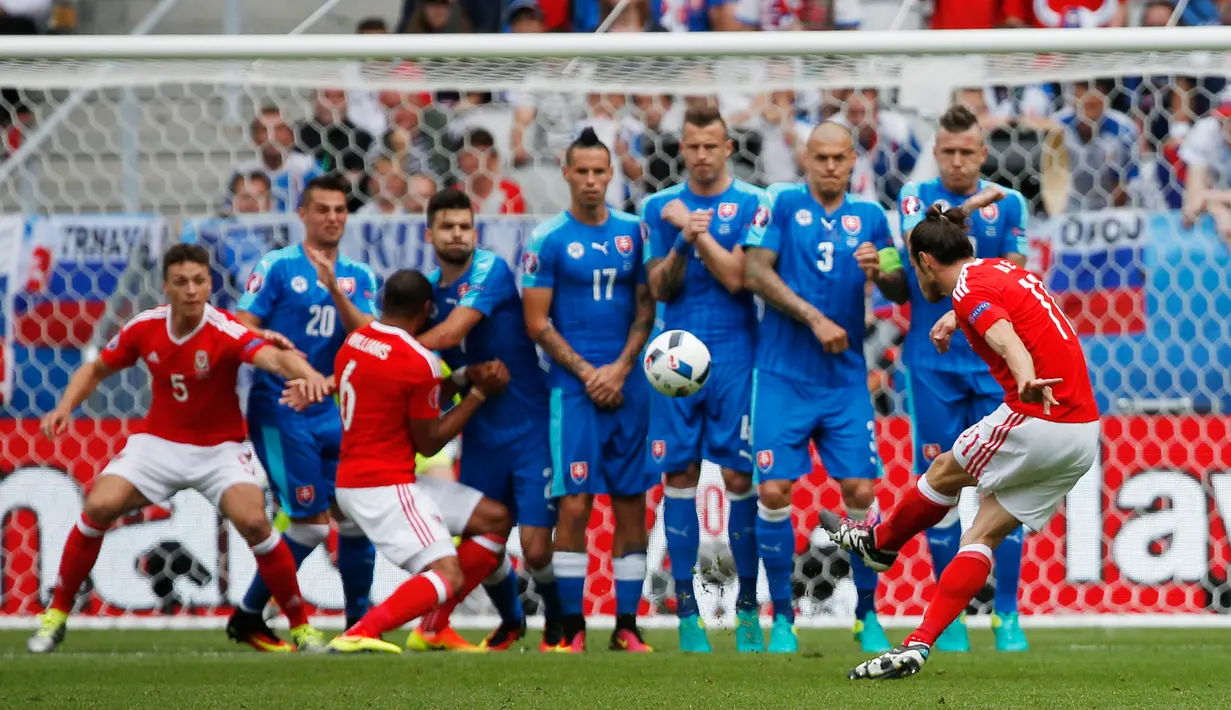 Gareth Bale mengambil eksekusi tendangan bebas yang membuahkan gol untuk Wales saat kontra dengan Slovakia di Euro 2016, Prancis (11/6). Wales berhasil membungkam Slovakia dengan skor 2-1 (Reuters/ Sergio Perez)