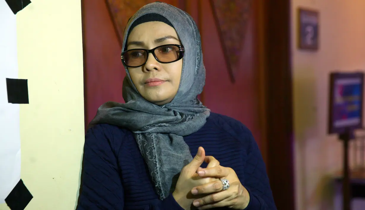 "Kita berulangkali GR. Karena emang ga cukup sekali ya untuk buat satu harmoni. Supaya benar-benar klik," kata Iyeth Bustami usai menjalani GR di JCC Senayan, Jakarta Pusat, Rabu (10/1/2018). (Nurwahyunan/Bintang.com)