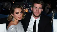 Miley Cyrus dan Liam Hemsworth akhirnya menikah pada 23 Desember 2018. (getty images/Elle)