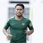 Pemain Timnas Indonesia, Andik Vermansah, tersenyum saat latihan di Stadion Wibawa Mukti, Jawa Barat, Sabtu (3/11). Latihan ini persiapan jelang Piala AFF 2018. (Bola.com/M Iqbal Ichsan)