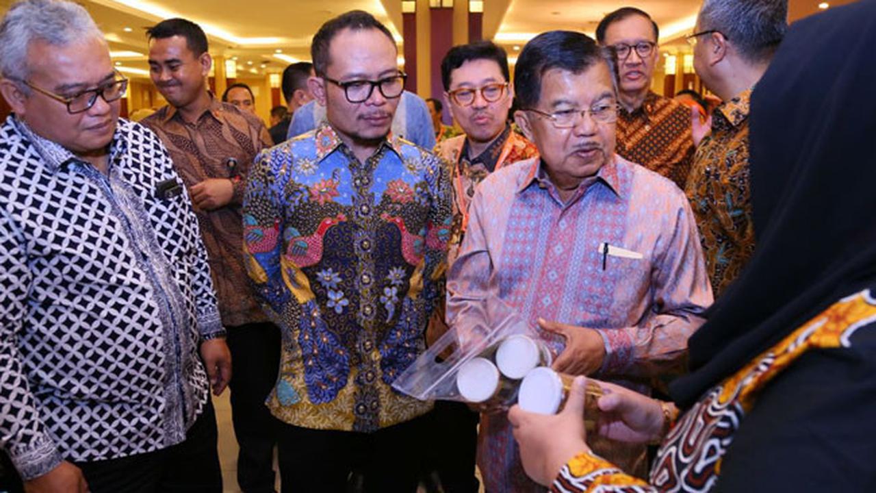 Wapres JK dan Menaker Hanif Serahkan Penghargaan Paramakarya 2017