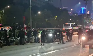 _Massa Aksi Masuk Jalan Tol, Mobil Diduga Milik Pejabat Dilempari Batu