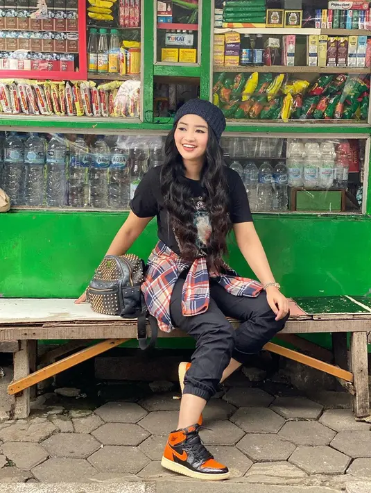 Meski begitu, keharmonisan hubungan ia dengan sang suami tetap berjalan dengan baik. Fitri Carlina kerap kali menghabiskan waktunya dengan pergi liburan bersama sang suami ke berbagai negara. Fitri Carlina selalu membawa topi dan tampak cantik dipakainya olehnya. (Liputan6.com/IG/@fitricarlina)