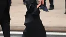 Mary-Kate Olsen tiba di CFDA Awards 2013 dalam balutan gaun Issey Miyake.