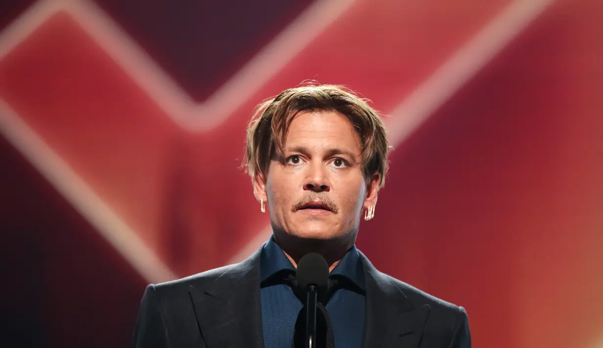 Johnny Depp miliki bekas luka ditubuhnya. Ia mengaku pernah menyakiti dirinya sendiri saat masih remaja. (CHRISTOPHER POLK / GETTY IMAGES NORTH AMERICA / AFP)