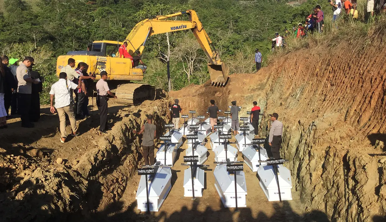 Pemakaman massal korban banjir bandang di Sentani, Kabupaten Jayapura, Papua, Rabu (27/3). Prosesi pemakaman dihadiri oleh sejumlah pejabat dan tokoh masyarakat di Provinsi Papua.  (NETHY DHARMA SOMBA/AFP)