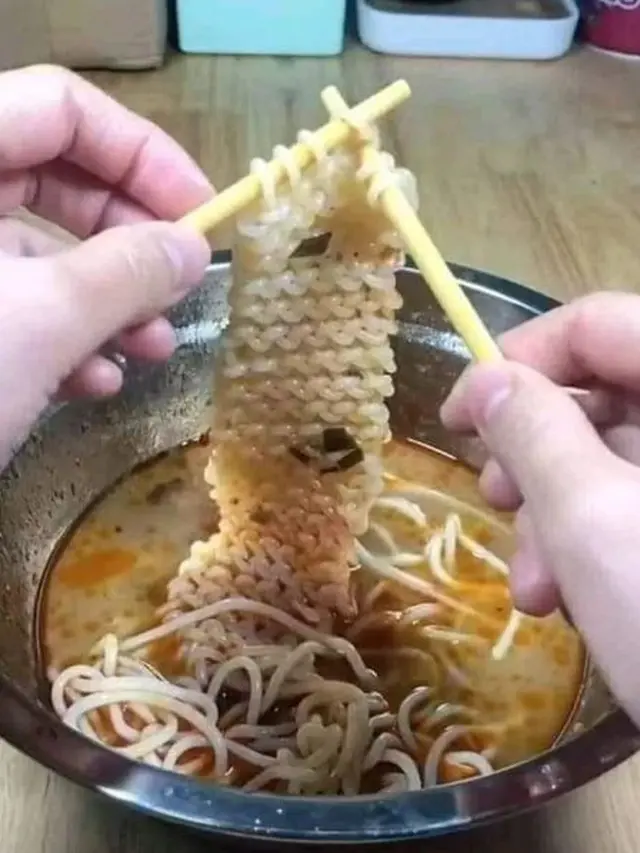 6 Kelakuan Gabut saat Makan Mi Instan Ini Bikin Tepuk Jidat