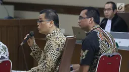 Terdakwa dugaan suap fungsi pengawasan DPRD Kalimantan Tengah terhadap pencemaran lingkungan Willy Agung (kiri) dan Teguh Dudy Syamsuri menjawab pertanyaan pada sidang lanjutan di Pengadilan Tipikor, Jakarta, Rabu (13/2). (Liputan6.com/Helmi Fithriansyah)