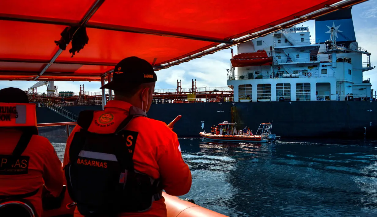 Anggota Basarnas bersiap untuk mengevakuasi awak kapal Rusia Alexander Melnik dari kapal tanker Denmark Hulda Maersk di laut lepas pantai Aceh, Selasa (27/4/2021). Kapal tanker Denmark Hulda Maersk sedang melewati rute Port Klang, Malaysia-Terusan Suez, Mesir. (CHAIDEER MAHYUDDIN/AFP)