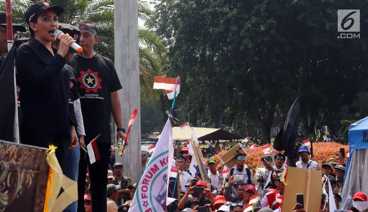 Ketua Umum KPRI Rieke Diah Pitaloka berorasi saat saat menggelar karnaval dan deklarasi dalam peringatan Hari Buruh Sedunia, Jakarta, Selasa (1/5). Dalam aksinya buruh menyerukan 5 maklumat untuk Presiden Joko Widodo. (Liputan6.com/JohanTallo)