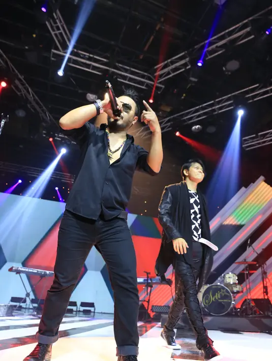 Dimulai membawakan lagu 'My Facebook' dibawakan oleh Gigi. Disambung kemudian Jamrud dengan lagu yang hits pada tahun 1998 silam berjudul 'Terima Kasih'. (Adrian Putra/Bintang.com)