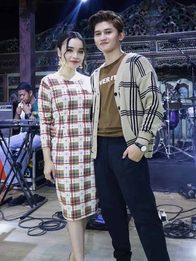 Dilamar Saat Ulang Tahun, Ini 7 Potret Mesra Tasya Rosmala dan Kekasih