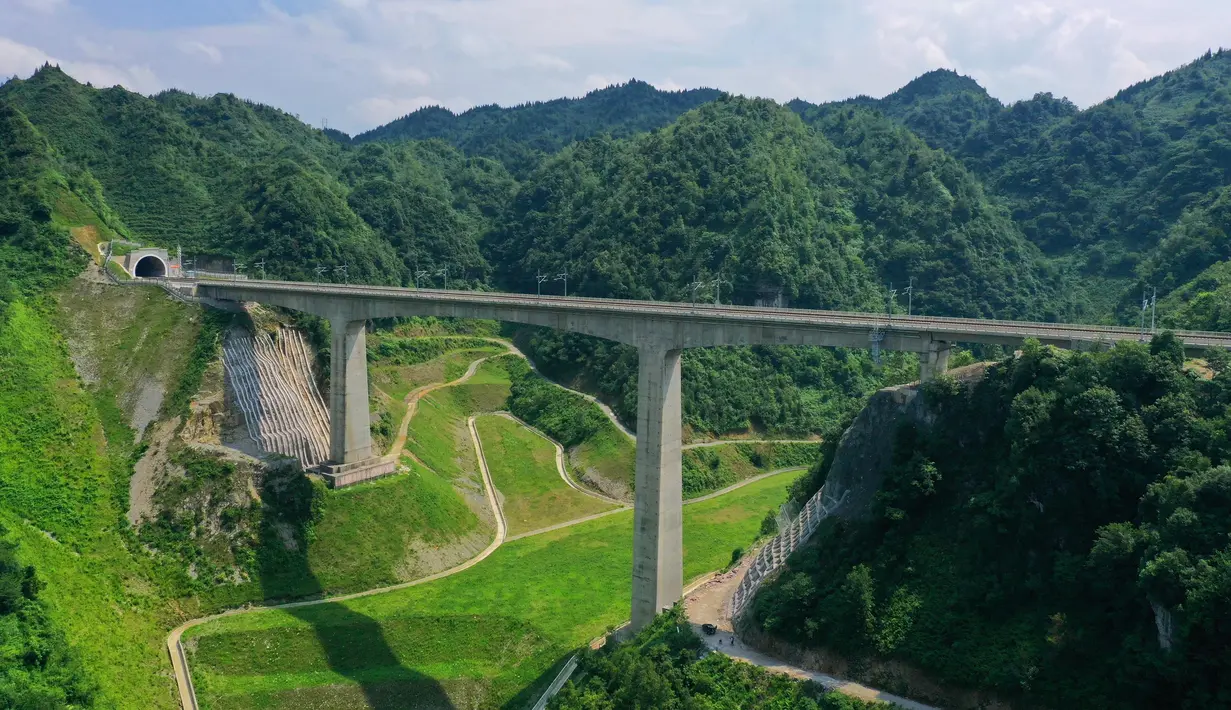 Foto dari menunjukkan jembatan yang ada di jalur kereta antarkota Anshun-Liupanshui di Provinsi Guizhou, China, Senin (6/7/2020). Jalur ini akan menjadikan Kota Liupanshui sepenuhnya terhubung dengan jaringan kereta cepat nasional. (Xinhua/Liu Xu)