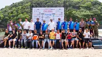 Para pebalap peserta FIM Asia Supermoto Championship 2016 berfoto bersama di Pantai Bakung, Malang, pada Kamis (6/10/2016). (Humas FIM Asia Supermoto)