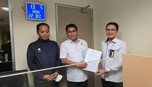 Perwakilan Kejaksaan Agung (Kejagung) menyerahkan Kasi Datun Kejari Hulu Sungai Utara (HSU) Tri Taruna Fariadi yang buron (kiri) kepada perwakilan Komisi Pemberantasan Korupsi (KPK) di Gedung Merah Putih KPK, Jakarta, Senin (22/12/2025). (Liputan6.com/ Dok Kejagung)