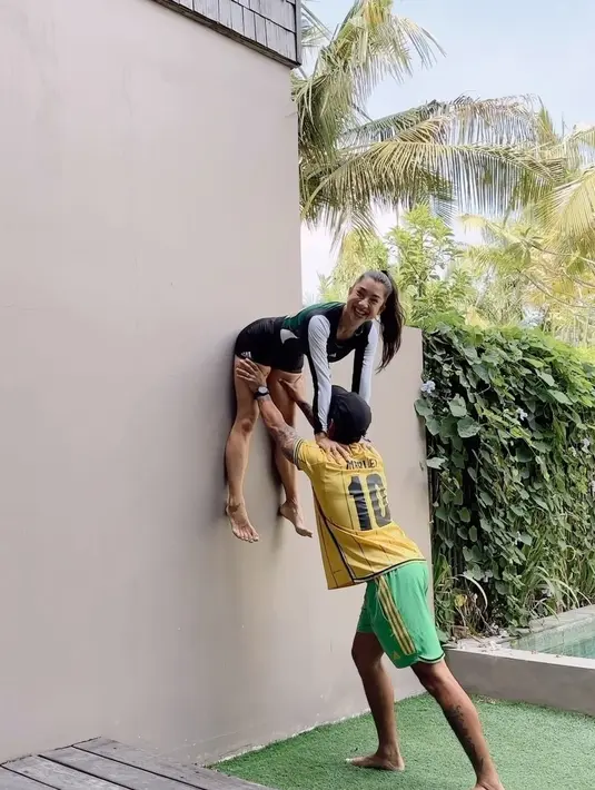 Sebelum melakukan, Irfan terlebih dulu melihat video challenge yang akan diikuti. "Peringatan #teamBachdimChallenge baru 🚨😂❤️ Apakah kamu berani mencoba ini ??!?! #couplechallenge," tulis Jennifer. [Instagram/jenniferbachdim]