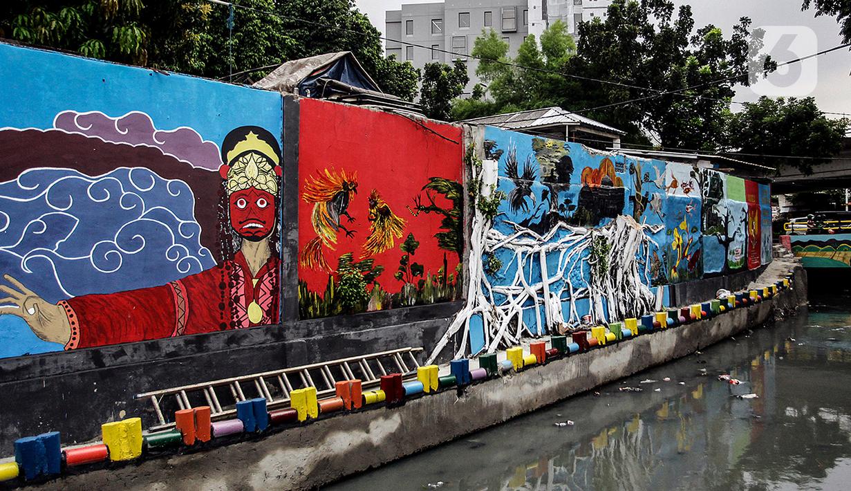 Mural menghiasi Kampung Unggulan, Tanah abang, Jakarta, Selasa (6/12/2022). Pembuatan mural sepanjang 100 meter di kampung unggulan tersebut sudah dilakukan awal november 2022 dan program dari Pemerintah Provinsi DKI Jakarta. (Liputan6.com/Johan Tallo)