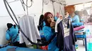 Pekerja menyetrika pakaian yang menggunakan energi dari gas alam (CNG) PGN di Bogor Laundry, Bogor, Kamis (28/9). Bisnis laundry tersebut dapat meraih keuntungan perhari hingga 10 juta. (Liputan6.com/Angga Yuniar)
