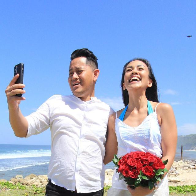 Melanie Putria dilamar kekasihnya, Aldico Sapardan, di atas helikopter (https://www.instagram.com/p/CStePo1lsT3/)