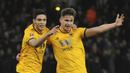 Pemain Wolverhampton Wanderers, Raul Jimenez dan Leander Dendoncker melakukan selebrasi usai mencetak gol ke gawang Liverpool pada laga Piala FA di Stadion Molineux, Senin (7/1). Liverpool takluk 1-2 dari Wolverhampton Wanderers. (AP/Rui Vieira)