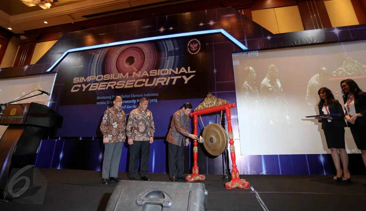 Menko Polhukam, Tedjo Edhy Purdijatno memukul gong sebagai tanda pembukaan acara Simposium Nasional Cybersecurity (SNCS), Jakarta, Rabu (3/6/2015). Presiden Jokowi berhalangan hadir untuk membuka acara tersebut. (Liputan6.com/Faizal Fanani)