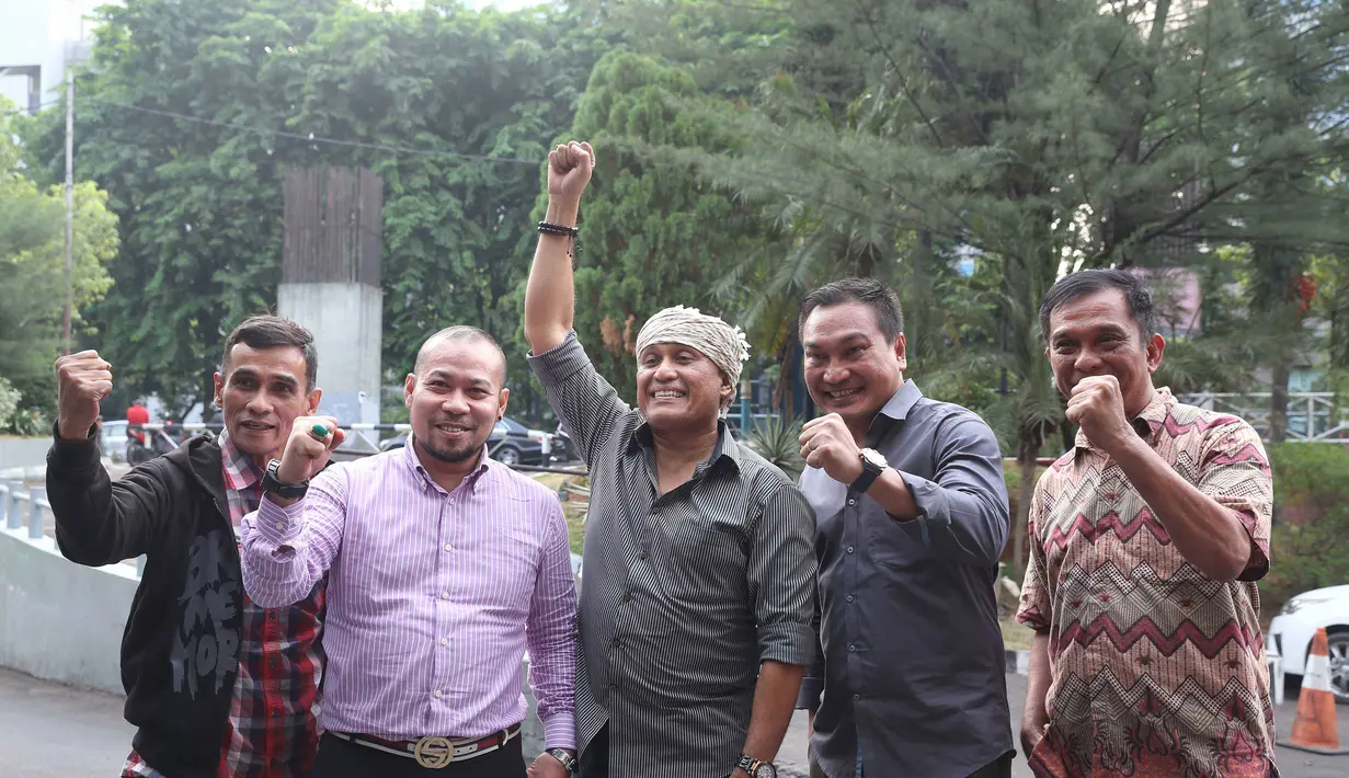 Papa T. Bob, Wahyu WHL, Rudy Loho, Youngky RM dan Ryan Kyoto. Lima pencipta lagu kondang ini melaporkan tiga rumah karaoke besar karena telah melakukan pelanggaran hak cipta pada 3 November 2015. (Nurwahyunan/Bintang.com)