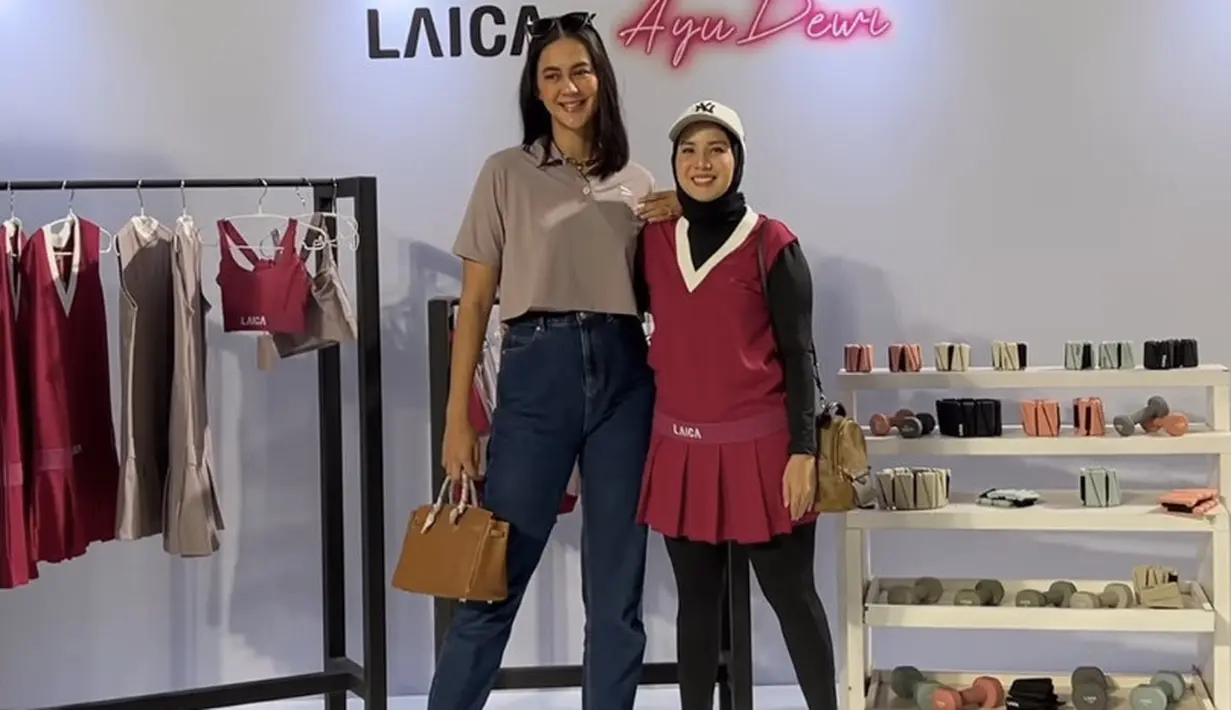 <p>Sedangkan paula verhoeven mengenakan crop top polo warna orchid. Dipadukan celana denim dan sneakers putih. (@tya_ariestya)</p>