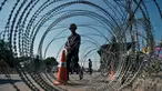 Tentara bersenjata lengkap terlihat berjaga di jalan-jalan di pusat kota Bangkok, Thailand, (22/5/2014). (AFP PHOTO/Manan Vatsyayana)