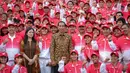 Presiden Joko Widodo berpose bersama ratusan atlet Indonesia yang akan bertanding di SEA Games XXVIII Singapura, Jakarta, Selasa (26/5/2015), Presiden berpesan agar para atlet berjuang sekuat tenaga mengharumkan nama bangsa. (Liputan6.com/Faizal Fanani)