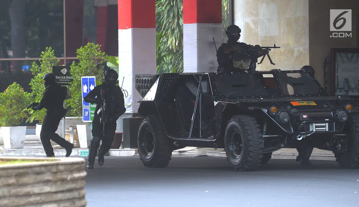 Satuan Penanggulangan Teror (Sat Gultor) TNI menggelar simulasi penanggulangan aksi terorisme di kawasan Gelora Bung Karno, Senayan, Jakarta Pusat, Rabu (1/8). Simulasi merupakan bagian dari persiapan pengamanan Asian Games 2018. (Merdeka.com/Imam Buhori)