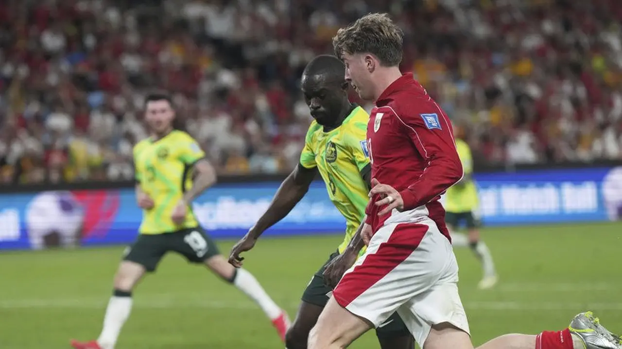 Aksi Ole Romeny di laga Timnas Australia vs Timnas Indonesia (c) AP Photo/Mark Baker