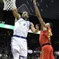 Pemain Warriors, Andre Iguodala #9 melakukan dunk saat diadang pemain Atlanta Hawks, Kent Bazemore pada laga NBA basketball game  di Philips Arena, Atlanta, (2/3/2018). Warriors menang 114-109. (AP/John Amis)