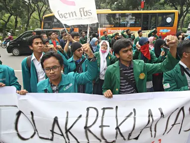 Kumpulan mahasiswa dan gabungan organisasi buruh menggelar unjuk rasa di depan Balai Kota DKI Jakarta, Rabu (20/4). Puluhan orang itu meminta Ahok untuk menghentikan proyek reklamasi di Teluk Jakarta dan penggusuran warga. (Liputan6.com/Immanuel Antonius)