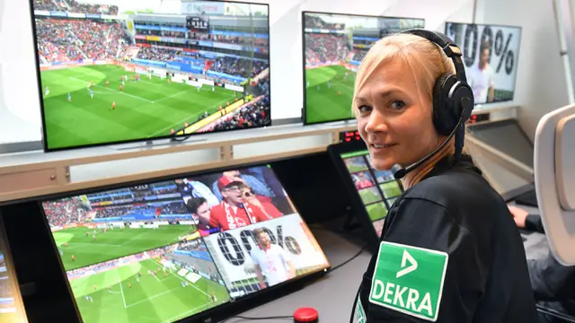 FOTO: Serba Pertama tentang Wasit Wanita - Bibiana Steinhaus