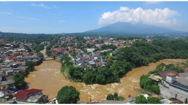 Meski tidak ada korban jiwa, longsor yang terjadi di kawasan Batu Tulis, Bogor membuat rusak beberapa rumah warga. 