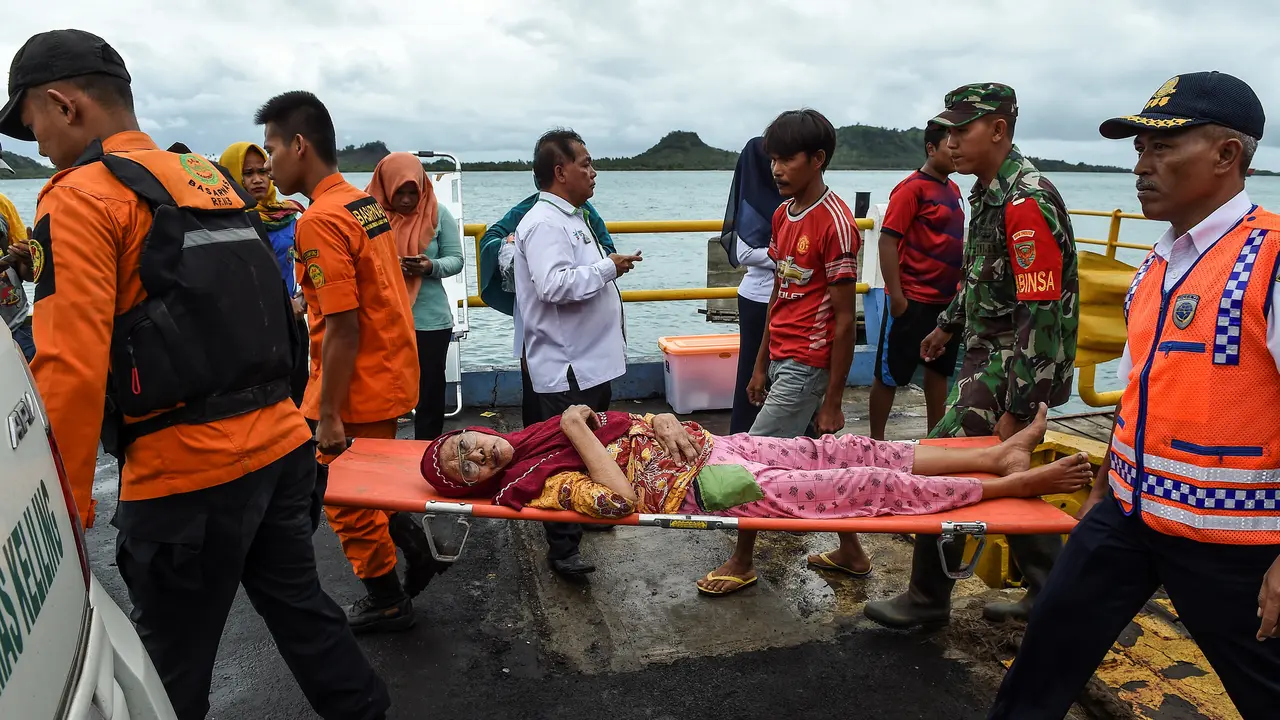 Ribuan Pengungsi Tsunami dari Pulau Sebesi Dievakuasi