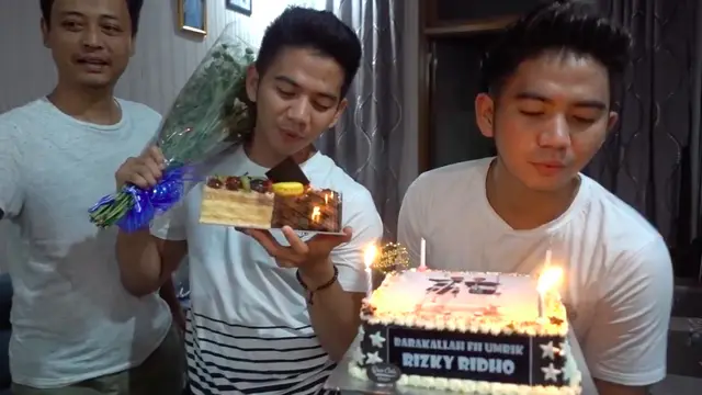 Momen Kejutan Ulang Tahun Rizki dan Ridho DA2 yang ke-24, Tak Dihadiri Nadya Mustika. (Sumber: YouTube/2 R Production)