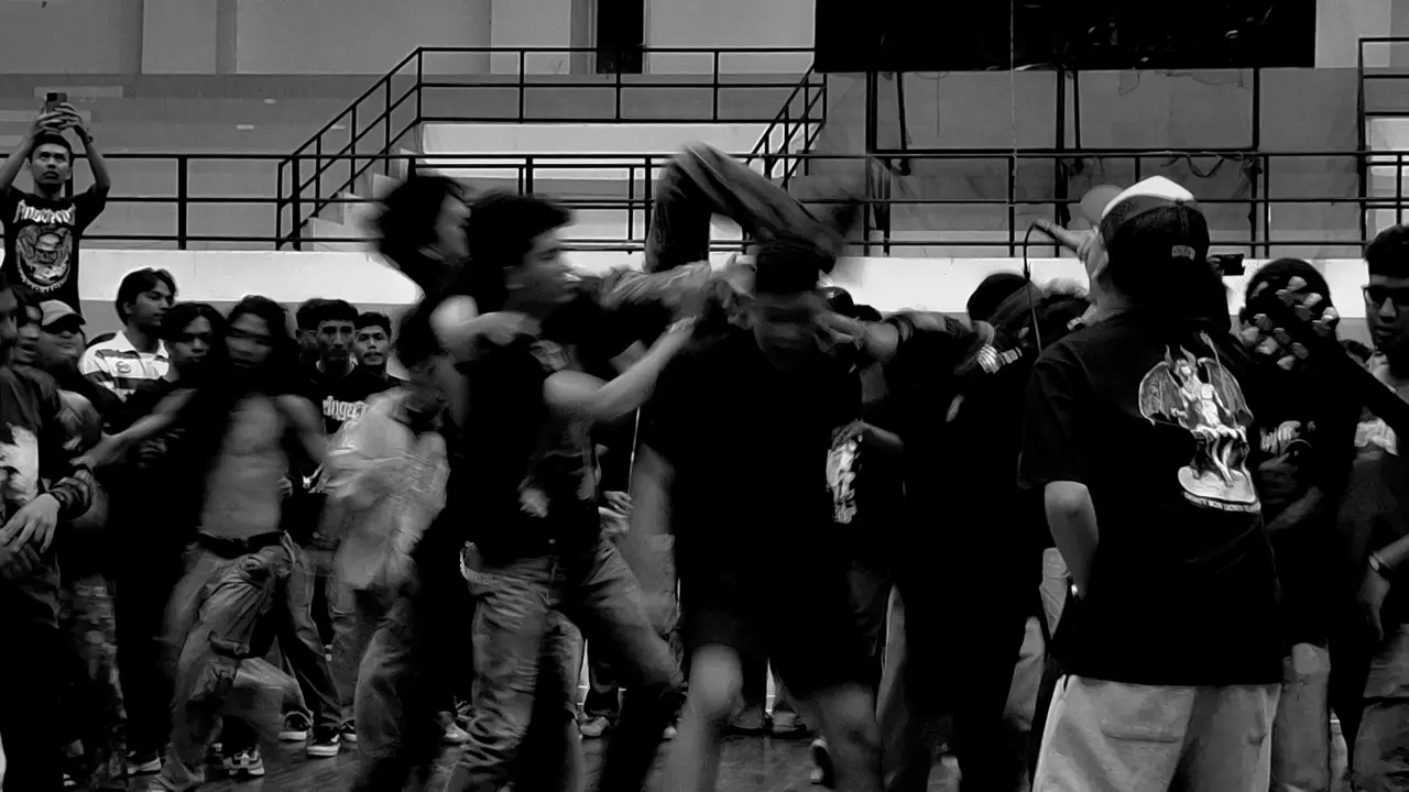 Suasana di arena mosh pit 'Holiday Spree' yang digelar di Banda Aceh (Liputan6.com/Rino Abonita)