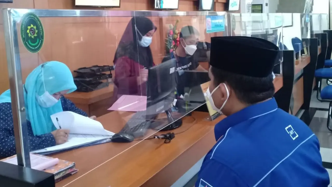 DPD Demokrat Banten Saat Meminta Perlindungan Hukum Di PTUN Serang. (Jumat, 12/11/2021). (Liputan6.com/Yandhi Deslatama).
