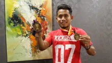 Andik Vermansah memamerkan medali juara Piala Malaysia 2015 ke bola.com. (Bola.com/Nicklas Hanoatubun)
