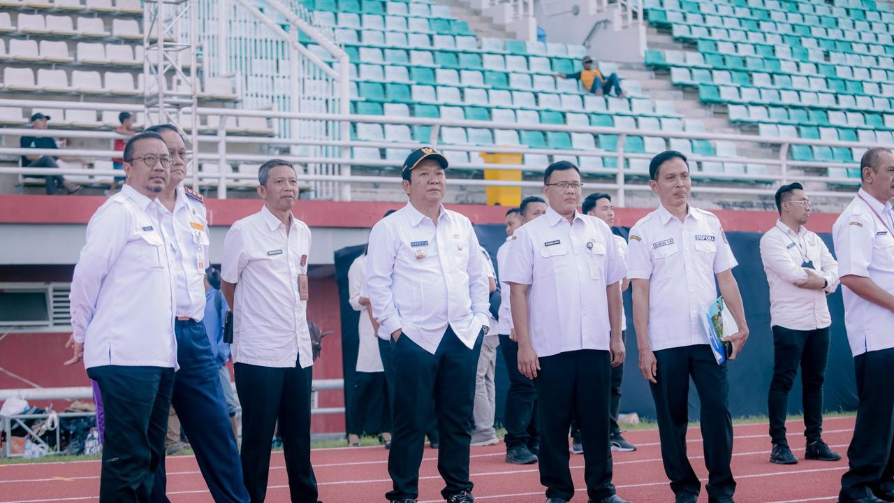 Bupati Jember Hendy Siswanto (Tengah) tinjau Jember Sport Garden (JSG) Jelang pembukaan Porprov Jatim (Istimewa)