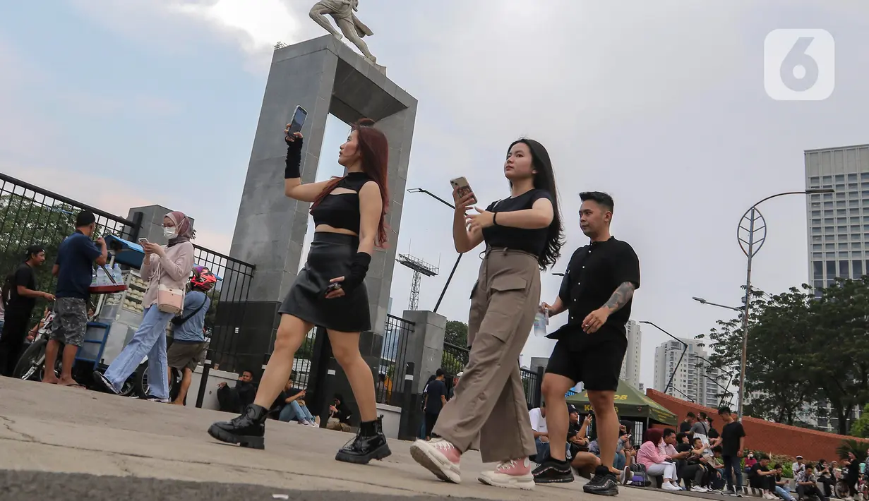 Masa penantian mereka yang sudah mengantongi tiket konser Coldplay, berakhir sudah karena grup band asal Inggris ini akan menyapa para penggemar di SUGBK malam nanti. (Liputan6.com/Angga Yuniar)