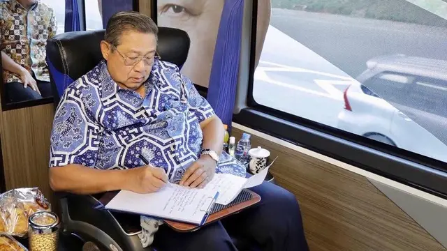 Susilo Bambang Yudhoyono mengenakan baju batik
