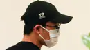 Pebulu tangkis Jepang Kento Momota tiba di bandara Internasional Kuala Lumpur di Sepang, Malaysia, Rabu (15/1/2020). Kento Momota yang cedera dalam kecelakaan lalu lintas di Malaysia pada Senin (13/1) itu memutuskan langsung terbang ke negaranya, Jepang usai menjalani perawatan. (AP/Vincent Thian)